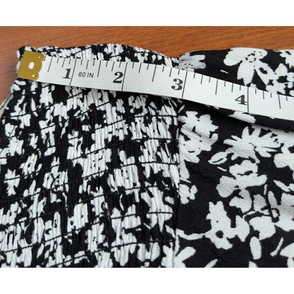 Terra & Sky Top Women’s 3X. 24-26 Plus Black White Floral Short Sleeves,Smocking - Picture 5 of 7